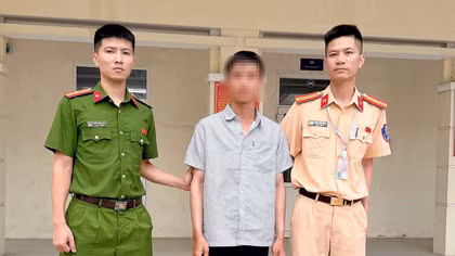 Gian lận sát hạch lái xe bằng tai nghe siêu nhỏ cùng camera cúc áo