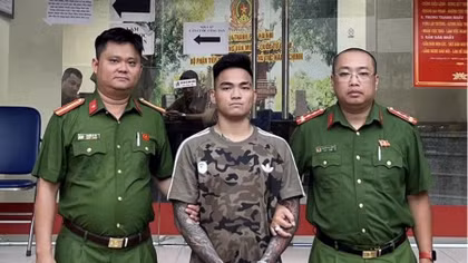 Bắt giữ đối tượng dùng điếu cày hành hung đôi nam nữ trên phố