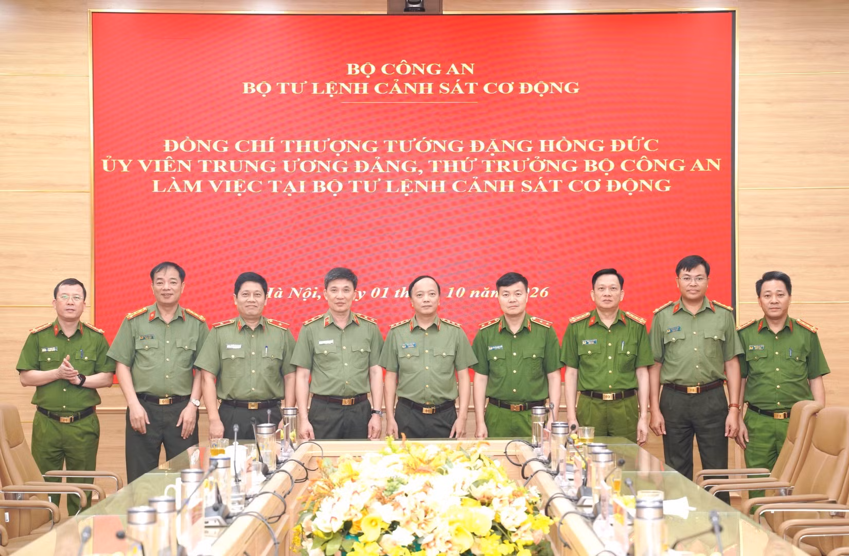 Các đại biểu dự buổi làm việc.
