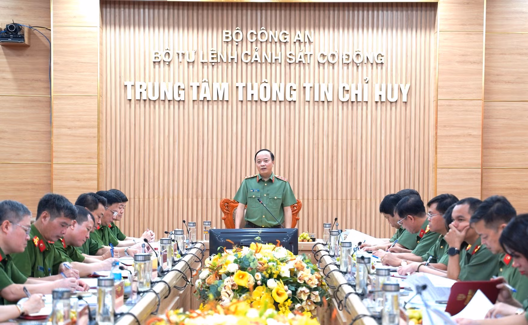 Thứ trưởng Đặng Hồng Đức thăm và làm việc với Bộ Tư lệnh CSCĐ.