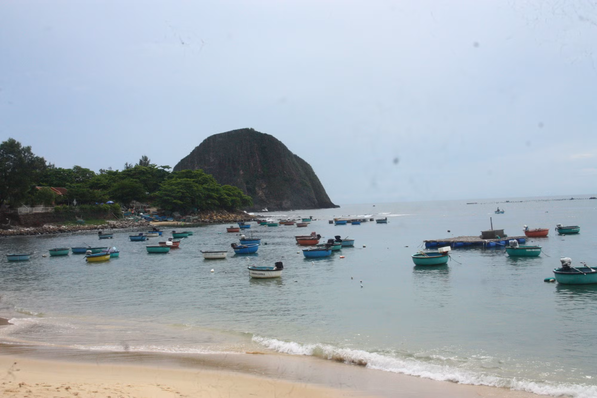 hy2-mot-goc-lang-bien-nhon-hoi-xa-o-loan-trong-bao-ton-ran-san-ho-hon-yen.jpg