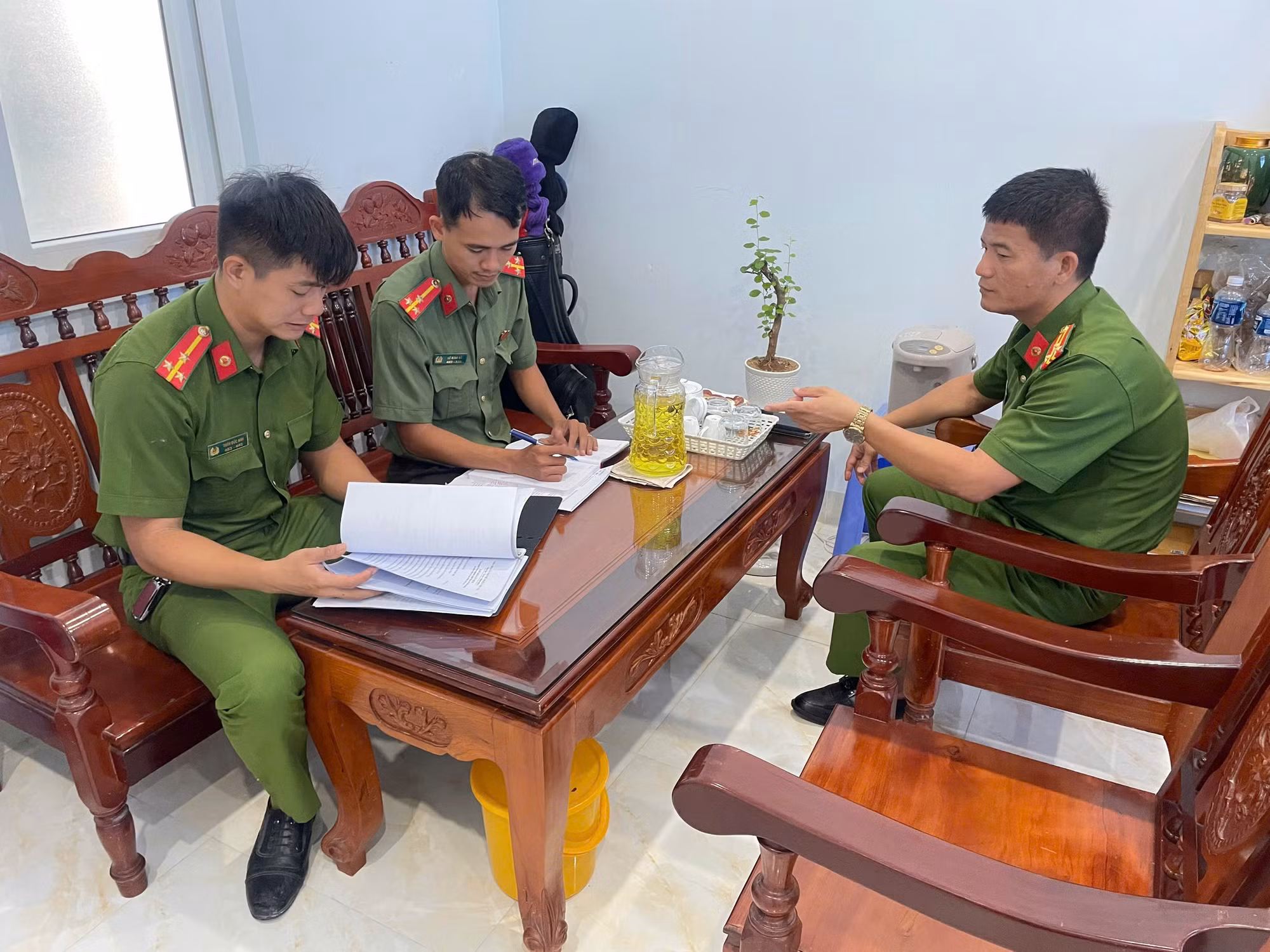 boivh5-thuong-ta-tran-duc-vuong-truong-cong-an-xa-vinh-hai-trao-doi-nhiem-vu-voi-hai-can-bo-dam-trach-giang-day-lop-tieng-anh-0-dong.jpg