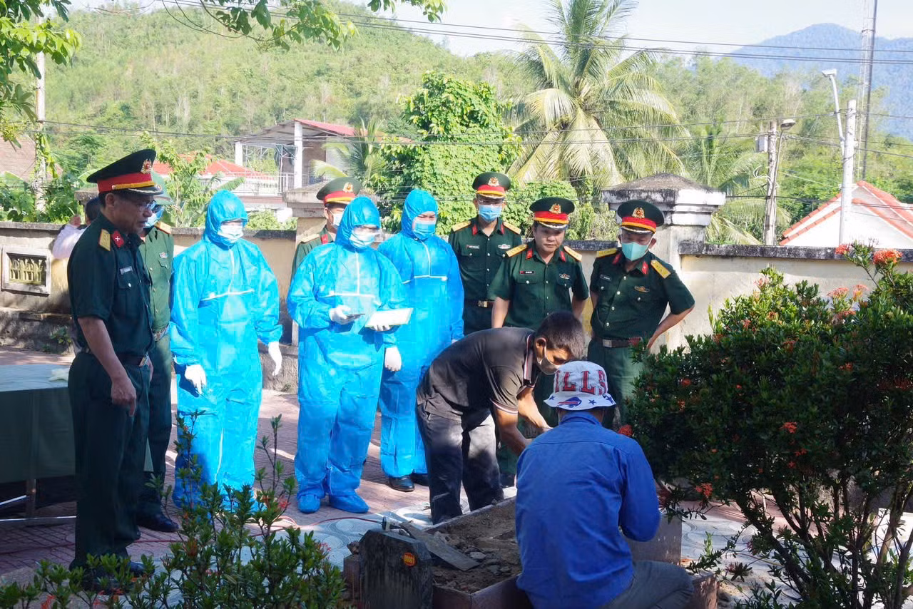 lsadn6-cac-luc-luong-chuc-nang-thu-thap-mau-sinh-pham-tai-nghia-trang-khanh-vinh-tinh-khanh-hoa.jpg