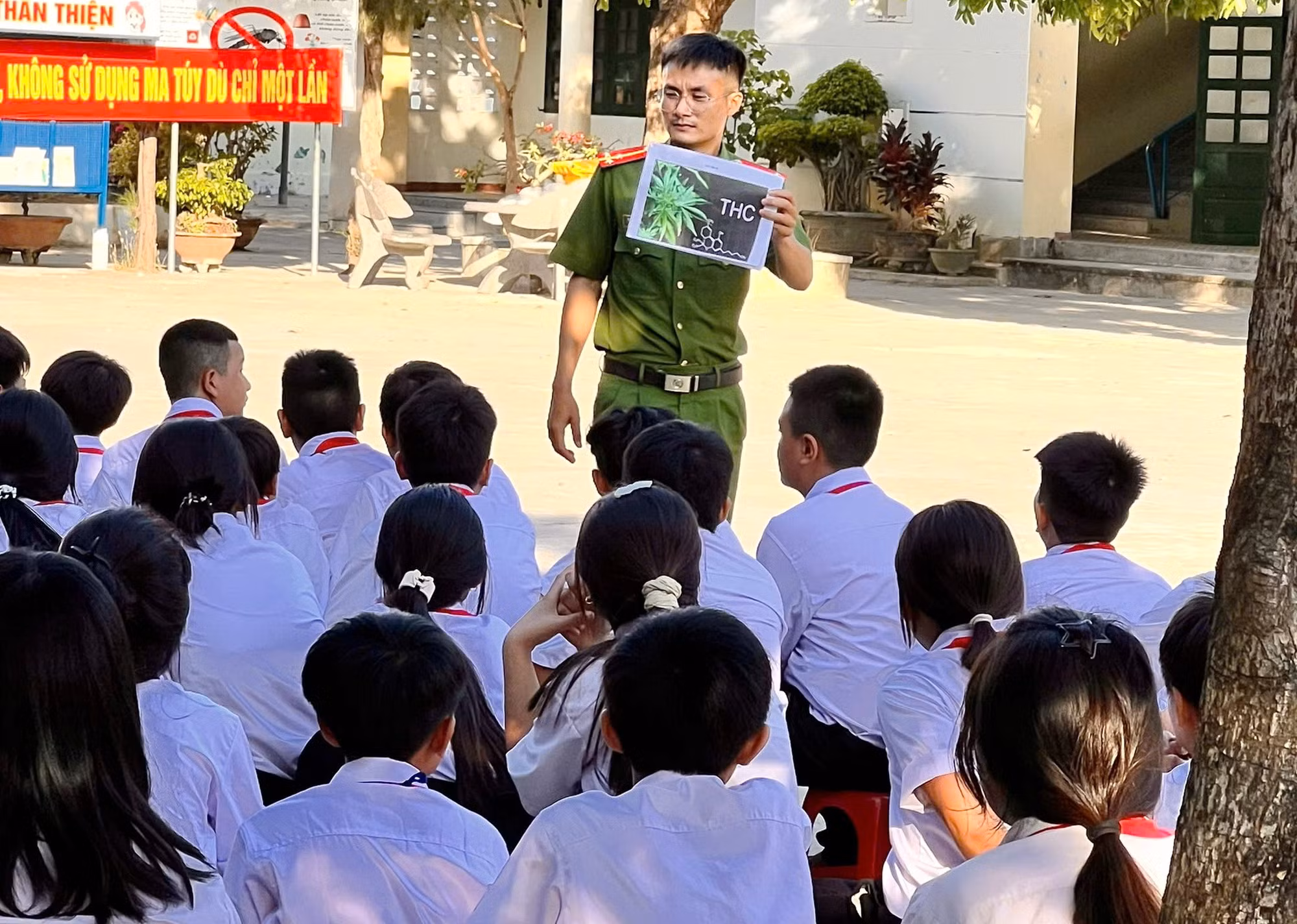 caxvt4-cong-an-xa-van-thang-tuyen-truyen-phap-luat-ve-phong-chong-ma-tuy-tai-mot-truong-hoc-o-dia-phuong.jpg