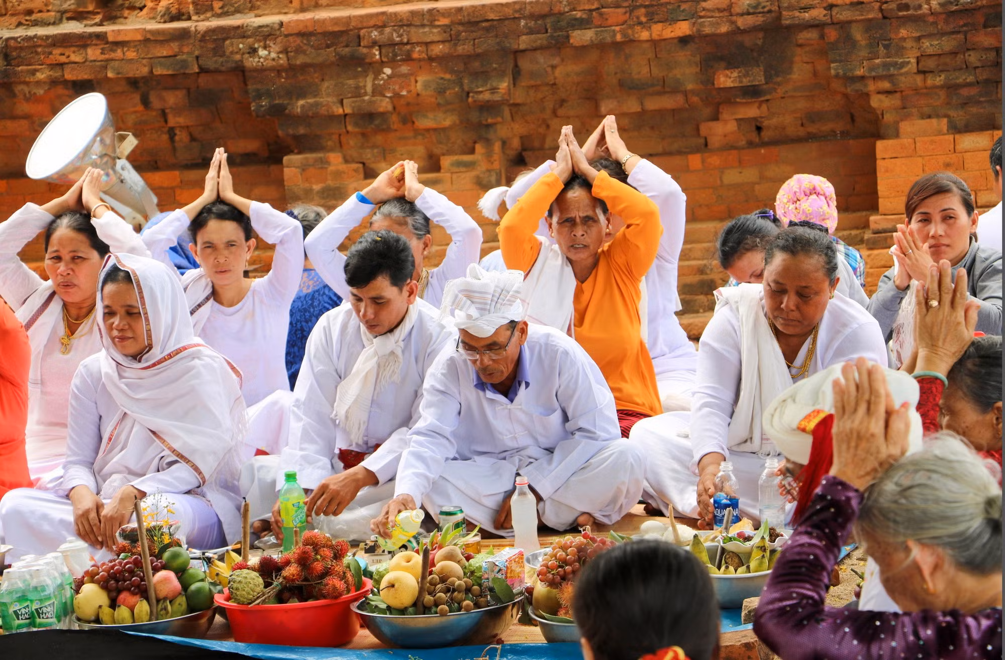 vhcham6-nguoi-cham-khan-cau-binh-an-tai-le-kate-thap-hong-luyen.jpg