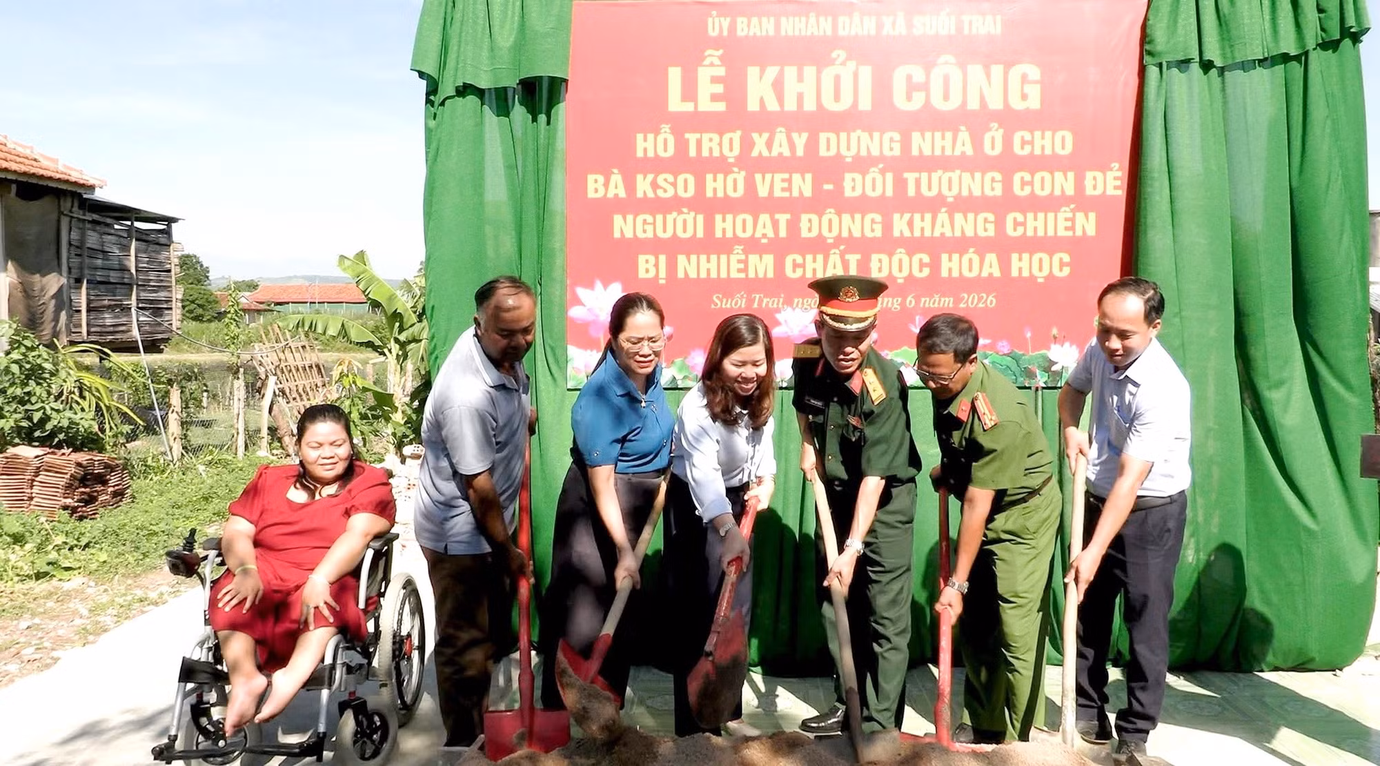 caxst8-cong-an-xa-suoi-trai-tham-gia-khoi-cong-xay-dung-tinh-nghia-trao-tang-chi-kso-ho-vin.jpg