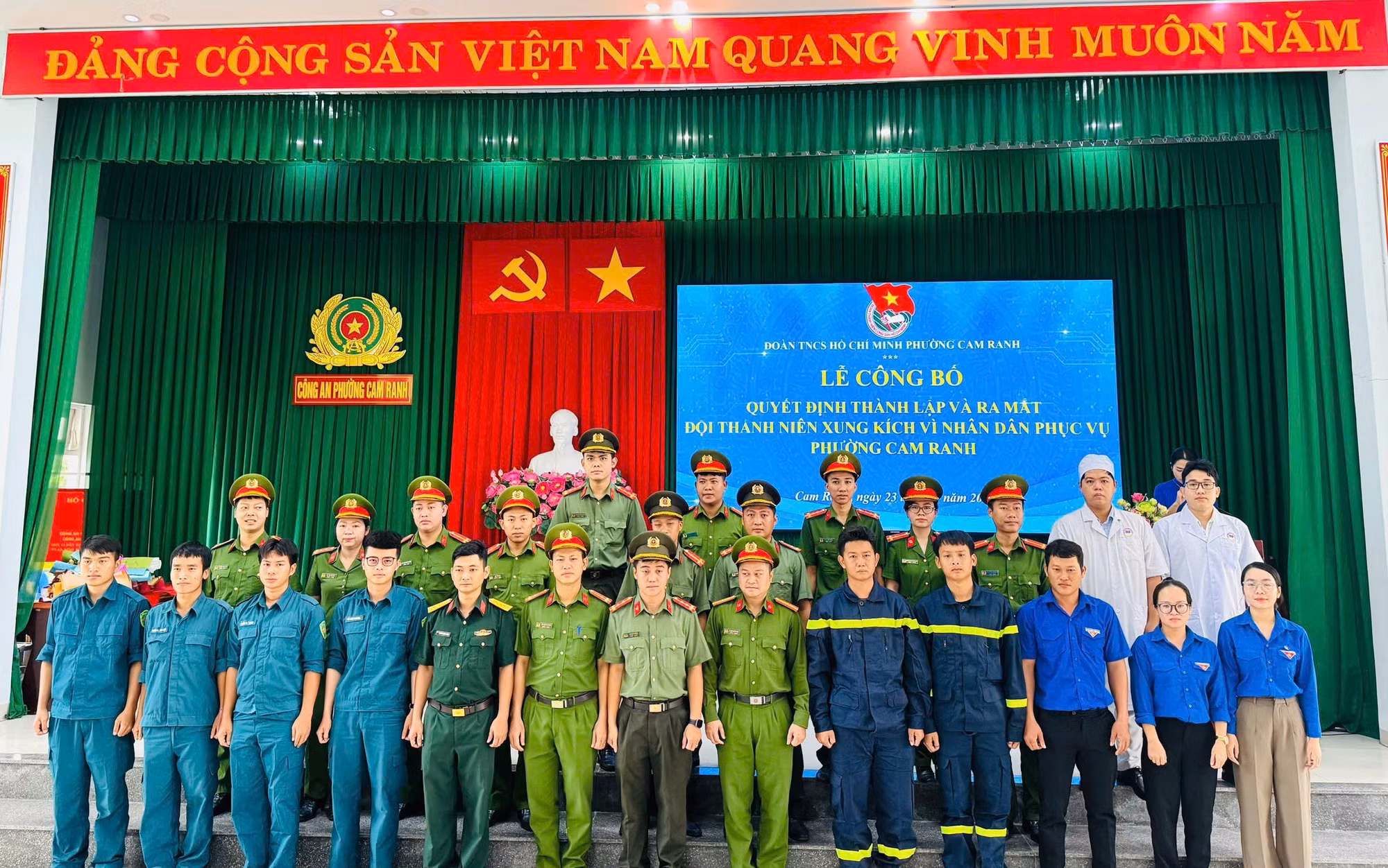 "Đội Thanh niên xung kích vì Nhân dân phục vụ" phường Cam Ranh.