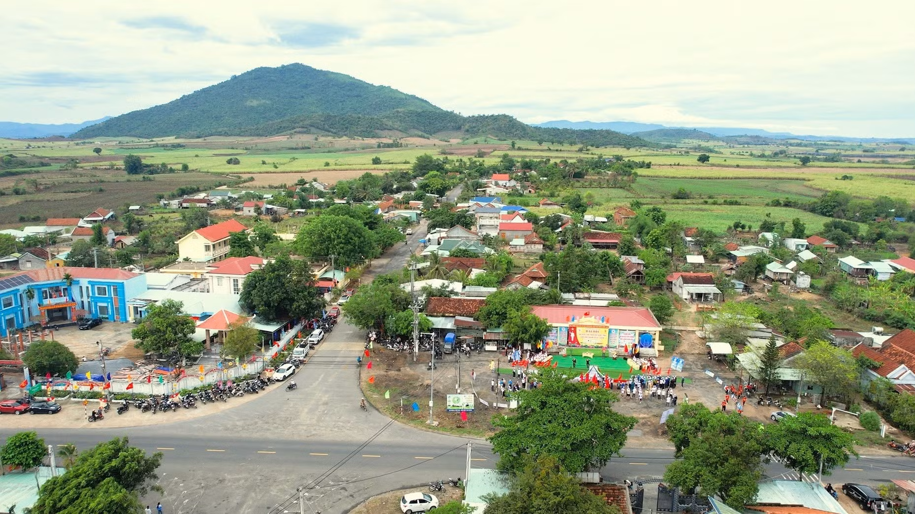 caxst9-trung-tam-xa-suoi-trai-ben-duong-quoc-lo-25.jpg