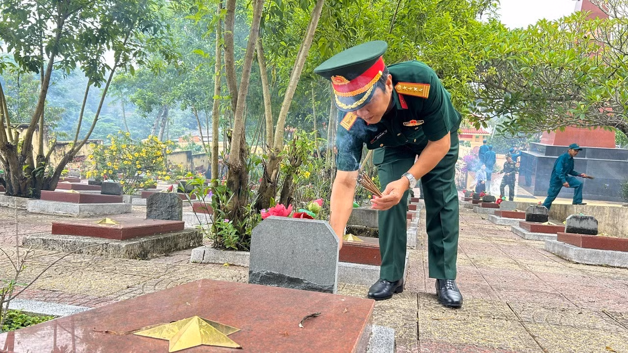lsand12-can-bo-chien-si-bo-chi-huy-quan-su-tinh-khanh-hoa-thap-huong-tai-nghia-trang-liet-si-khanh-son-truoc-khi-thu-thap-mau-sinh-pham.jpg