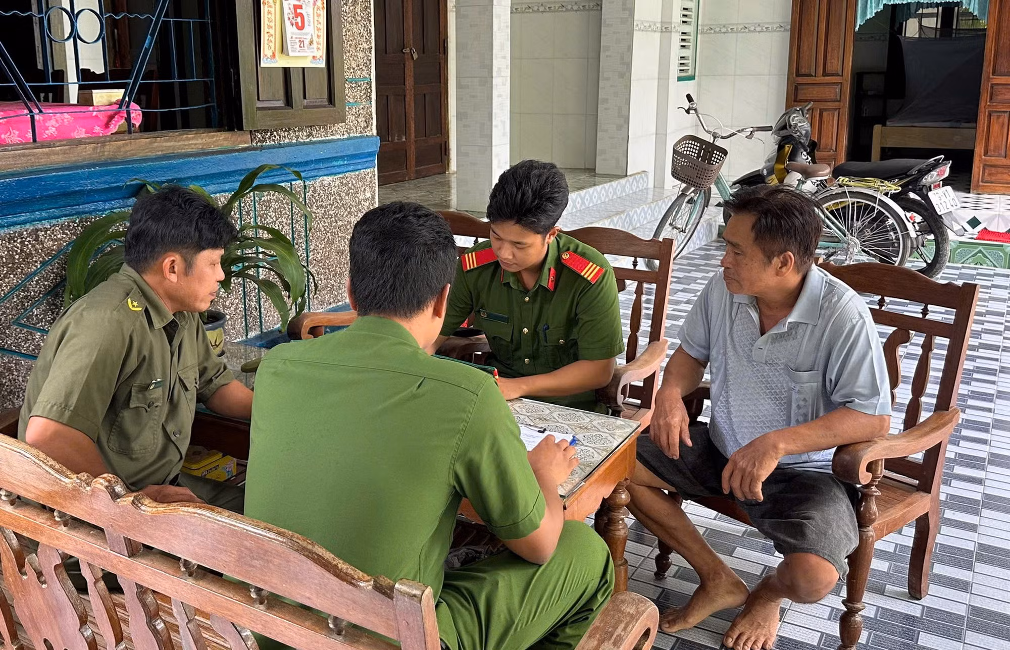 lsadn2-cong-an-xa-van-hung-tinh-khanh-hoa-ho-tro-than-nhan-ls-ke-khai-cung-cap-thong-tin-phan-mo-ls.jpg