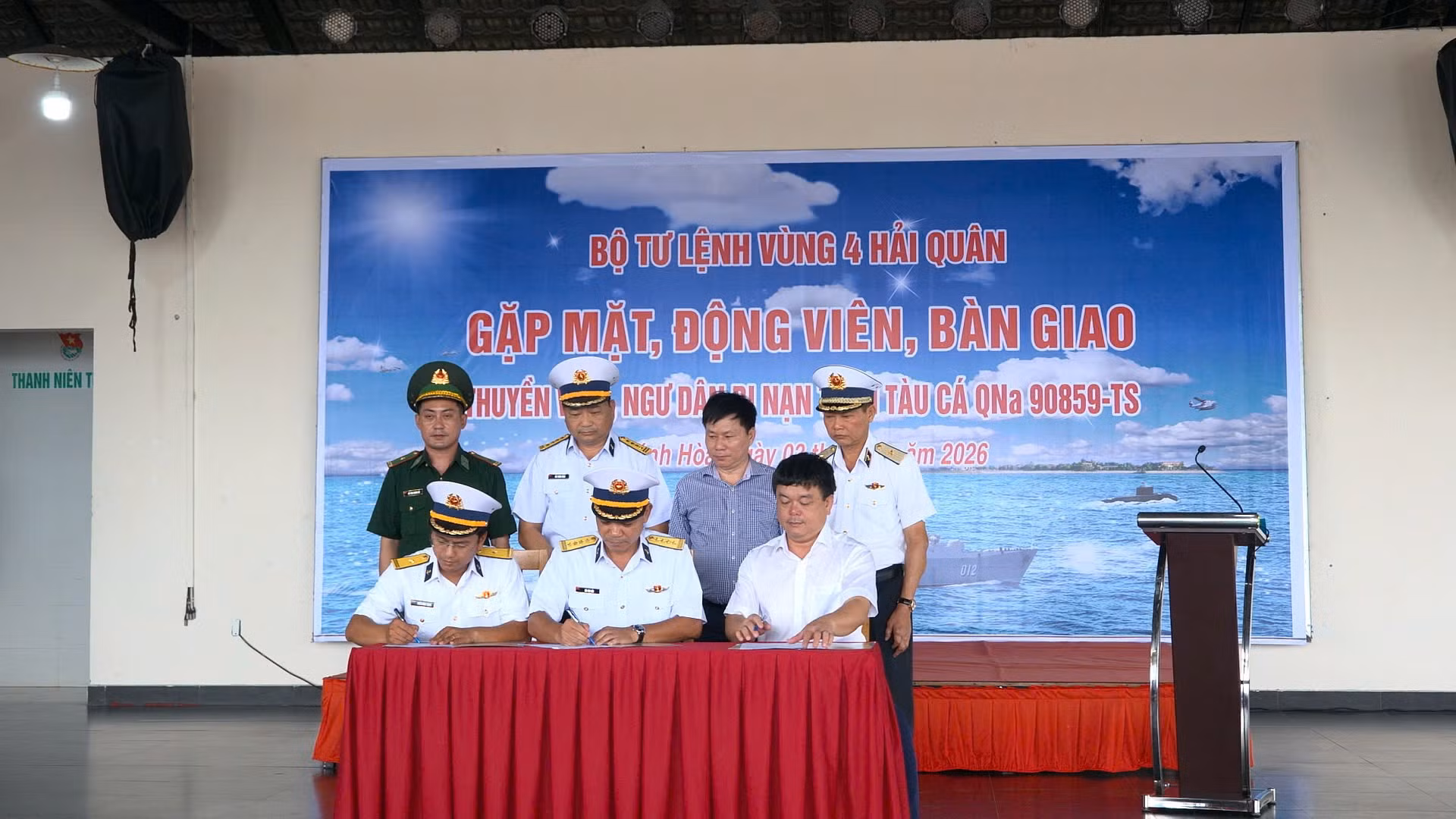 dai-dien-cac-co-quan-chuc-nang-ky-bien-ban-ban-giao-32-ngu-dan-theo-quy-dinh.jpg