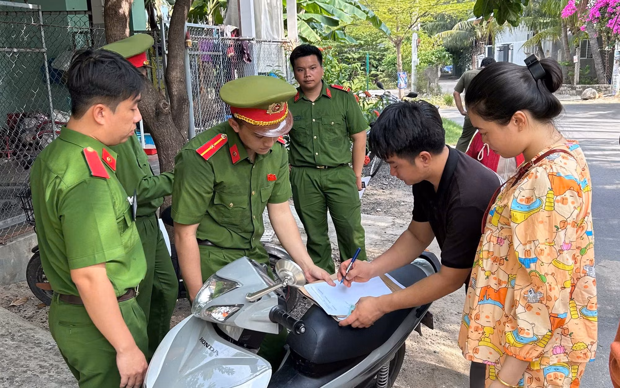 caxvt3-trong-cac-ca-tuan-tra-bao-ve-antt-cong-an-xa-van-thang-thuong-xuyen-chu-trong-tuyen-truyen-phap-luat-ve-phong-chong-ma-tuy.jpg