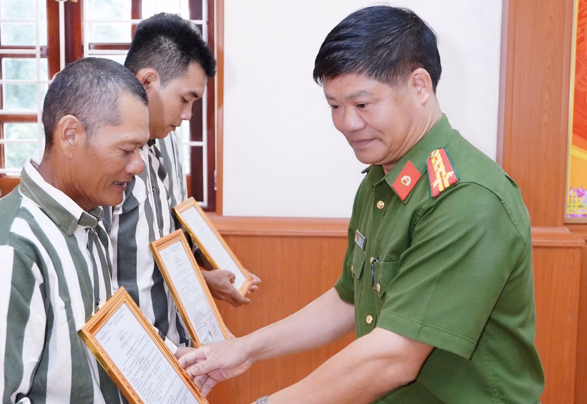 Đại tá Nguyễn Văn Trung, Giám thị Trại giam Sông Cái trao quyết định đặc xá của Chủ tịch nước cho phạm nhân.