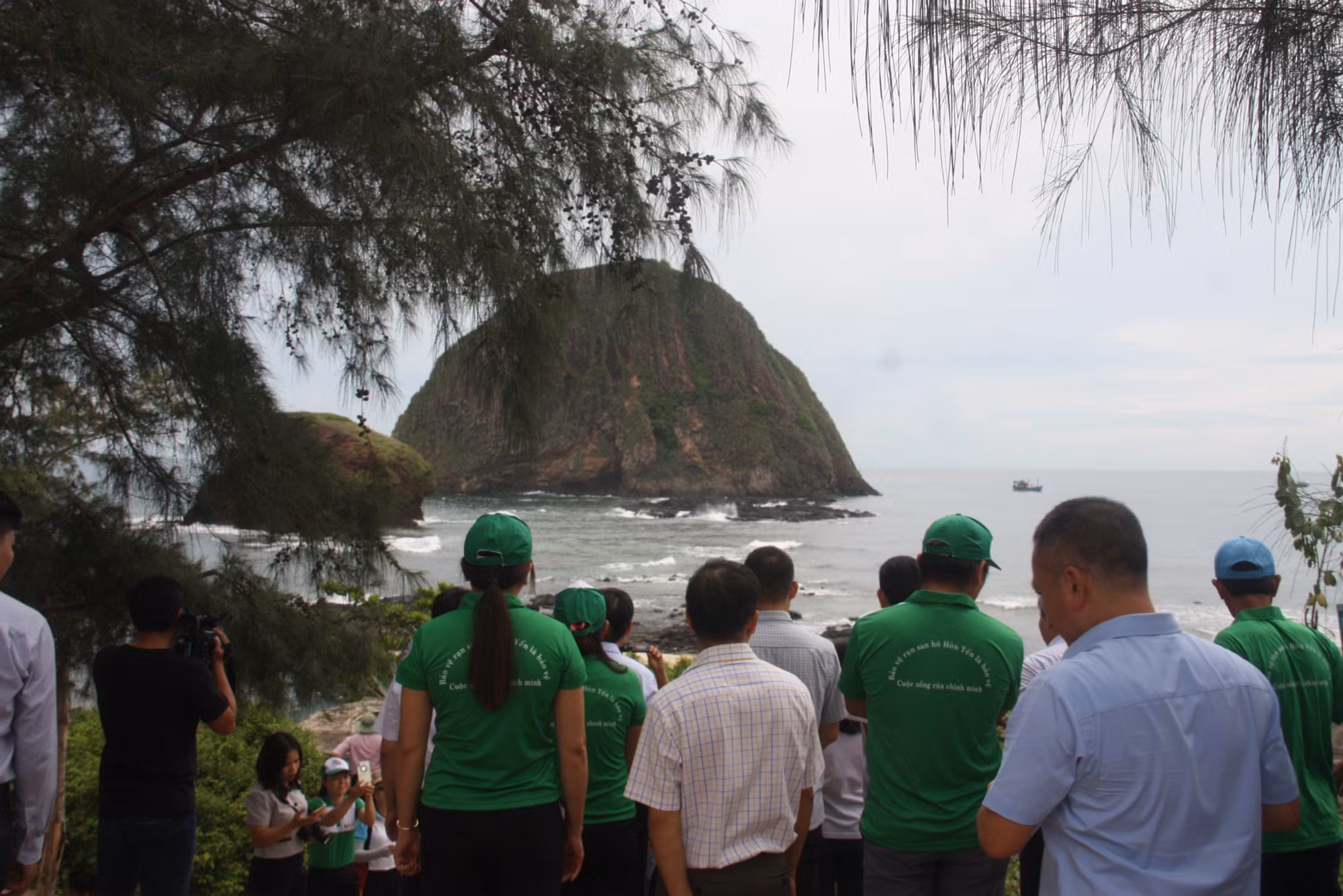 hy3-tren-lung-ao-dong-phuc-cua-cac-thanh-vien-htx-du-lich-cong-dong-hon-yen-co-dong-chu-bao-ve-ran-san-ho-hon-yen-la-bao-ve-cuoc-song-cua-chinh-minh.jpg