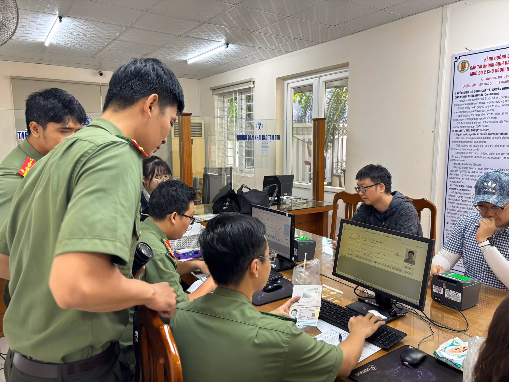 pxnckh7-cbcs-phong-qlxnc-cong-an-tinh-khanh-hoa-ho-tro-dinh-danh-dien-tu-muc-2-cho-nnn.jpg