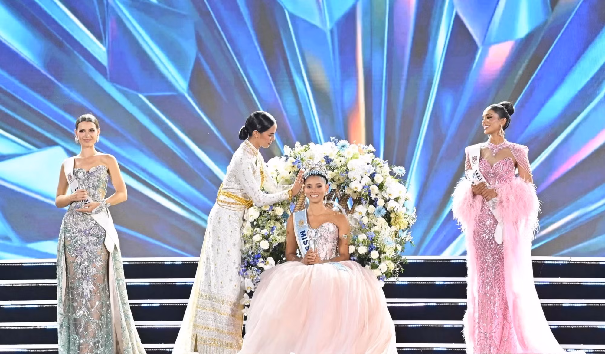 hhtg-duong-kim-hoa-hau-the-gioi-2025-trao-vuong-mien-cho-tan-hoa-hau-the-gioi-2026.jpg