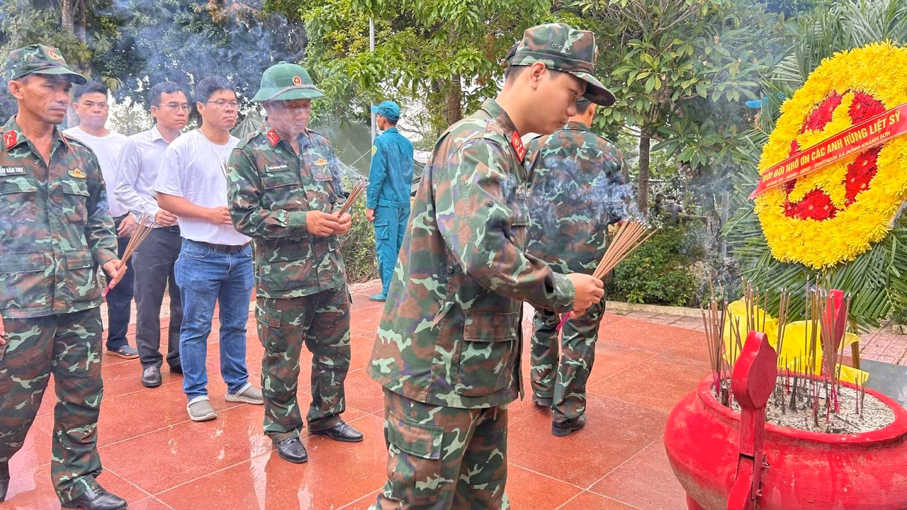 lsadn11-can-bo-chien-si-bo-chi-huy-quan-su-tinh-khanh-hoa-thap-huong-tai-nghia-trang-liet-si-khanh-son-truoc-khi-thu-thap-mau-sinh-pham.jpg