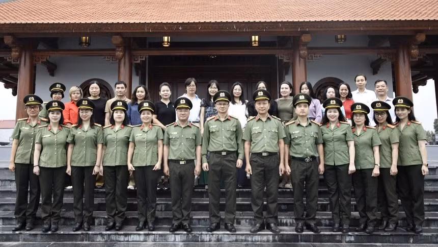 Đoàn đại biểu Báo Công an nhân dân dâng hương tri ân Anh hùng liệt sĩ Bùi Thị Cúc 