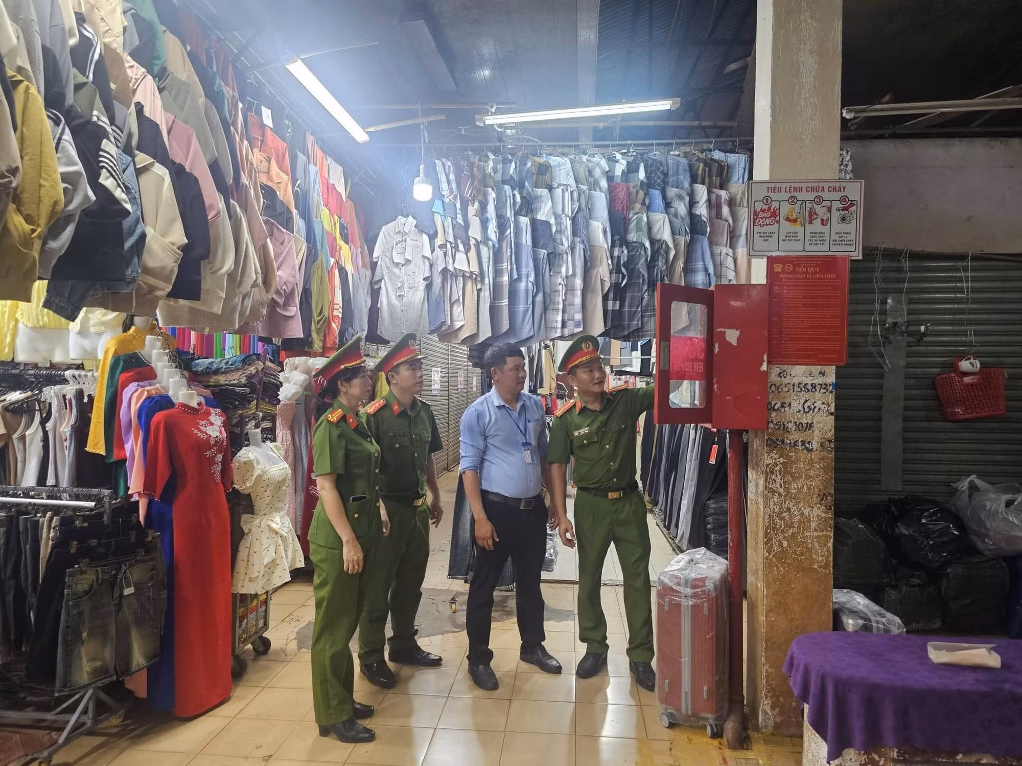 12-doi-chua-chay-va-cnch-khu-vuc-11-phoi-hop-voi-chinh-quyen-dia-phuong-va-cac-don-vi-co-lien-huong-dan-cong-tac-pccc-tai-cho-truyen-thong-dong-tren-dia-ban.jpg