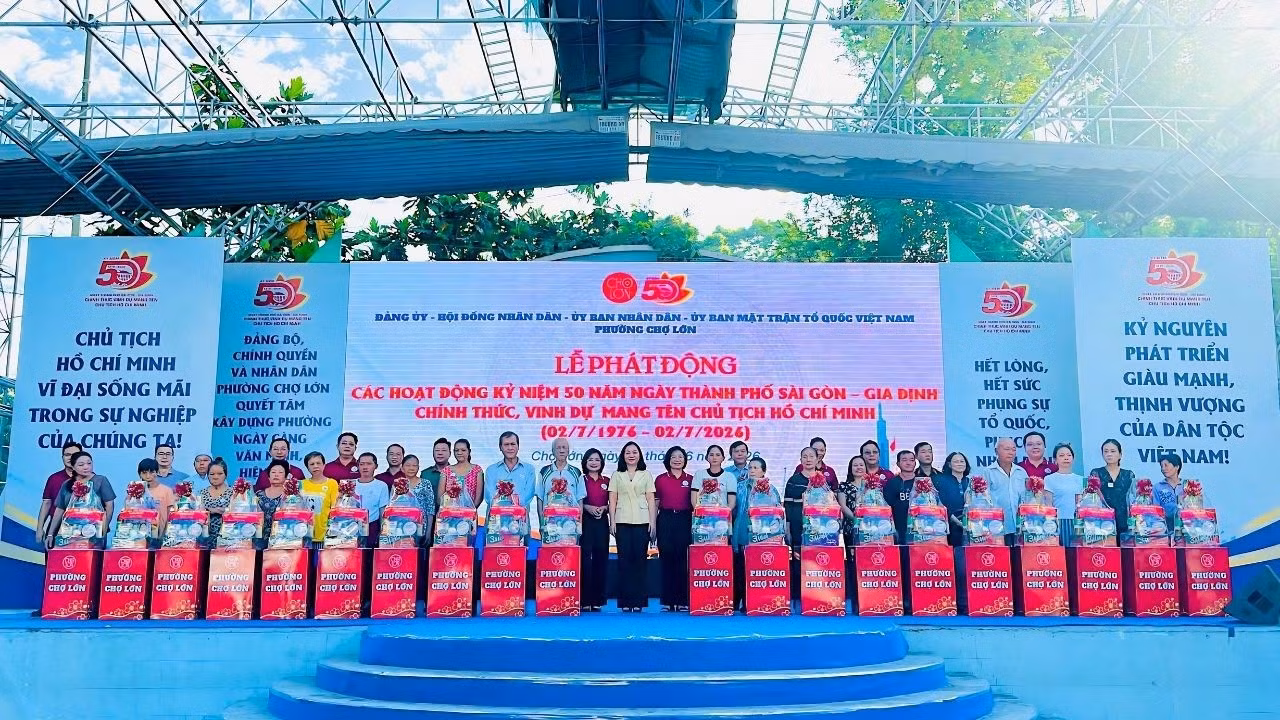 1a-trao-tang-qua-cho-nhung-nguoi-co-hoan-canh-kho-khan-tai-phuong-cho-lon.jpg