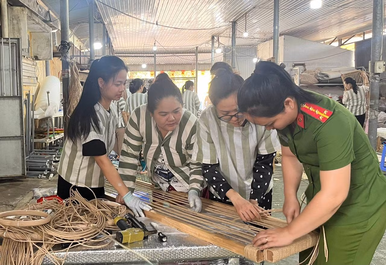 can-bo-cong-an-trai-tam-giam-so-1-huong-dan-cac-pham-nhan-hoc-nghe.jpg