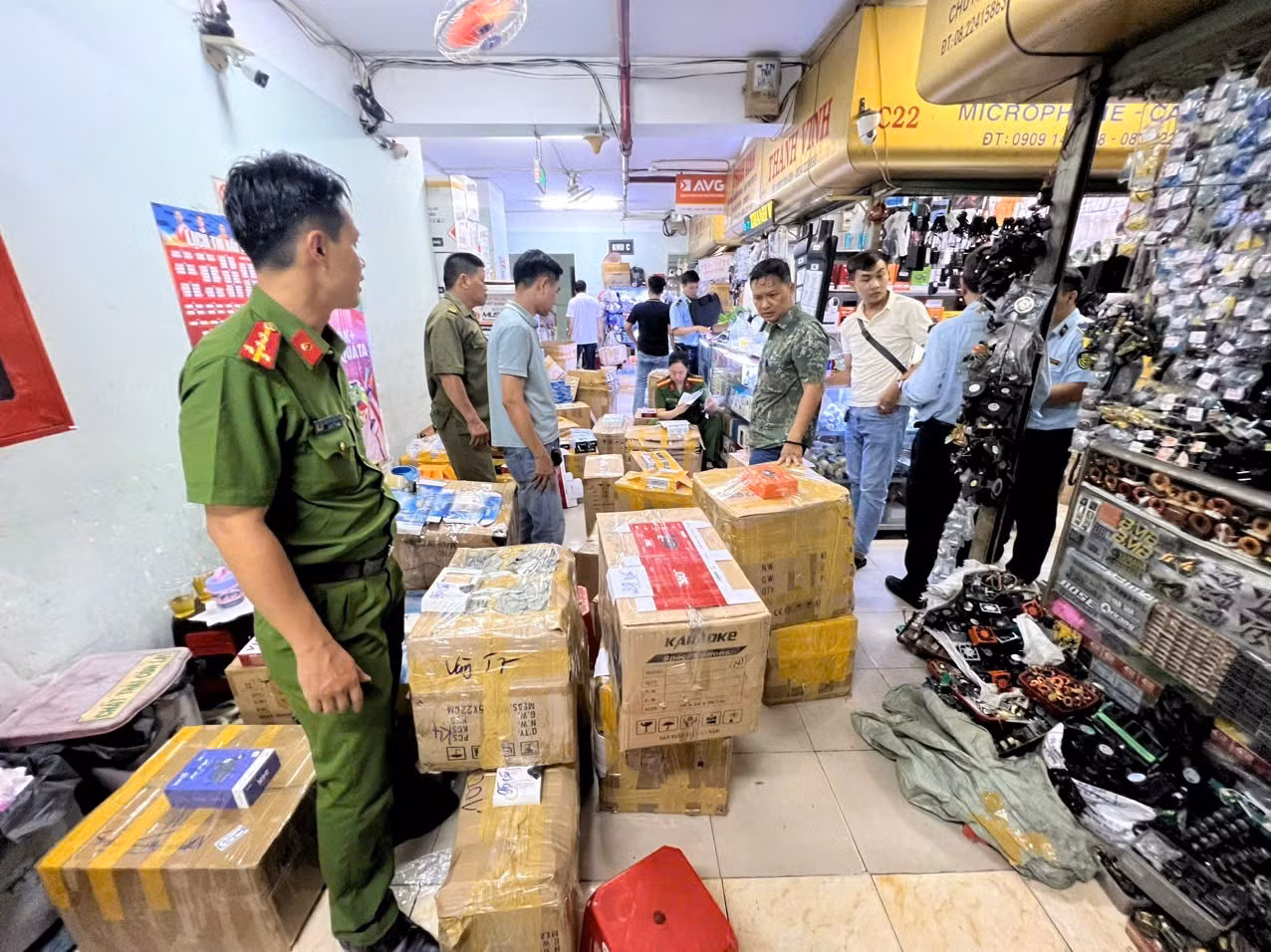1-doi-quan-ly-thi-truong-so-10-phoi-hop-luc-luong-cong-an-kiem-tra-ho-kinh-doanh-tren-dia-ban-phuong-dien-hong.jpg