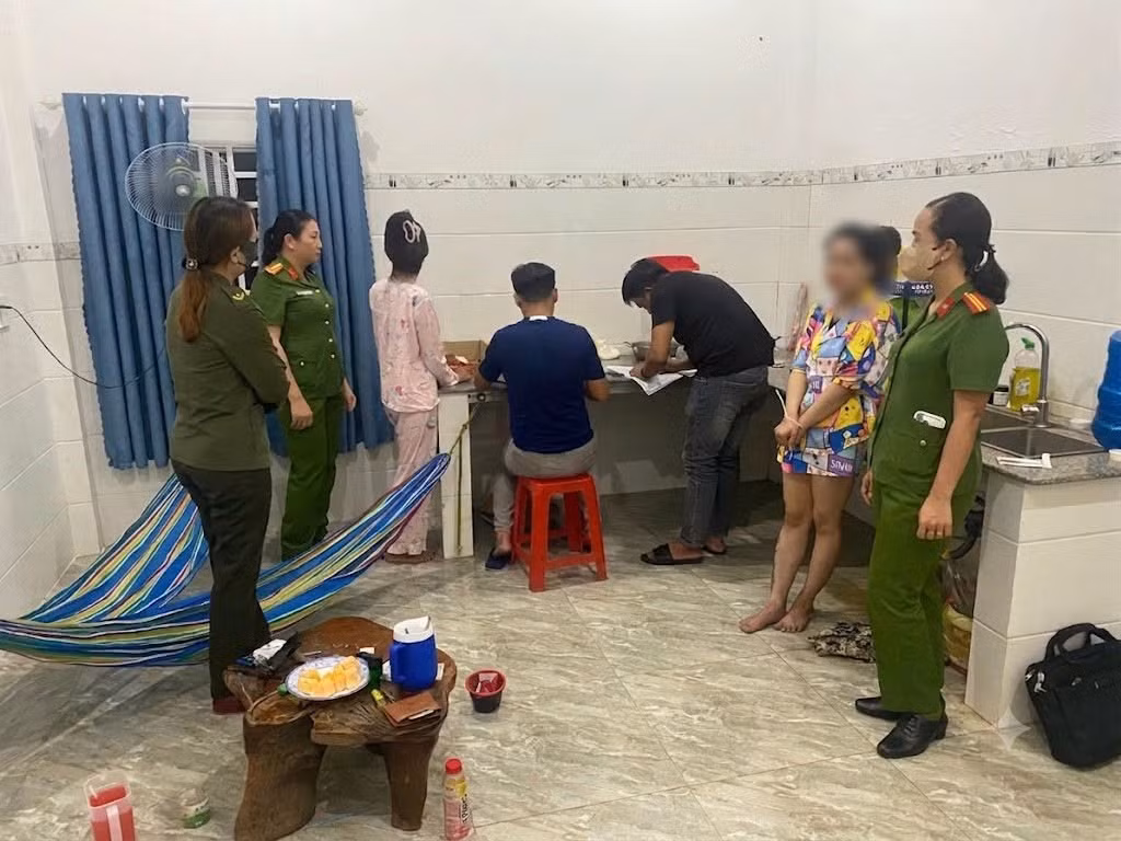 7-cong-an-phuong-binh-long-bat-giu-5-doi-tuong-to-chuc-su-dung-trai-phep-chat-ma-tuy-tai-can-nha-thuoc-khu-pho-binh-tay.jpg