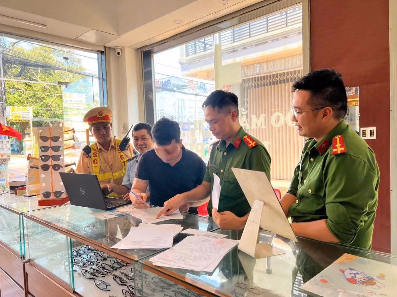 cong-an-phuong-xuan-loc-kiem-tra-cac-co-so-kinh-doanh-mat-kinh.jpg