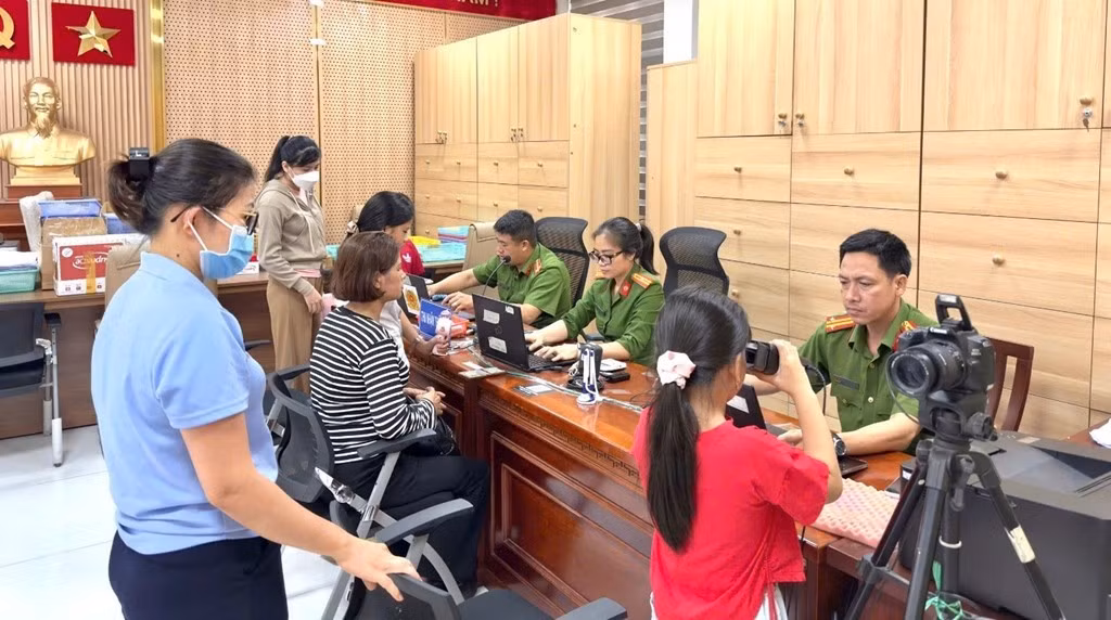 2-hinh-anh-thu-nhan-ho-so-cap-can-cuoc-tai-phong-csqlhc-ve-ttxh.jpg