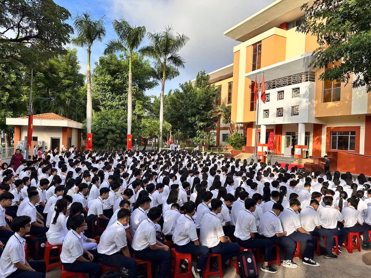 hoc-sinh-truong-thpt-thoai-ngoc-hau-duoc-hoc-tai-tru-so-ubnd-quan-tan-phu-cu.jpg