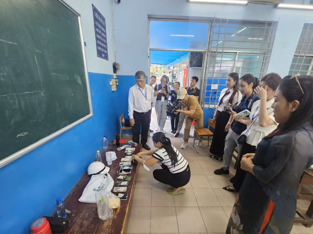 khu-vuc-de-thiet-bi-di-dong-cua-thi-sinh.jpg