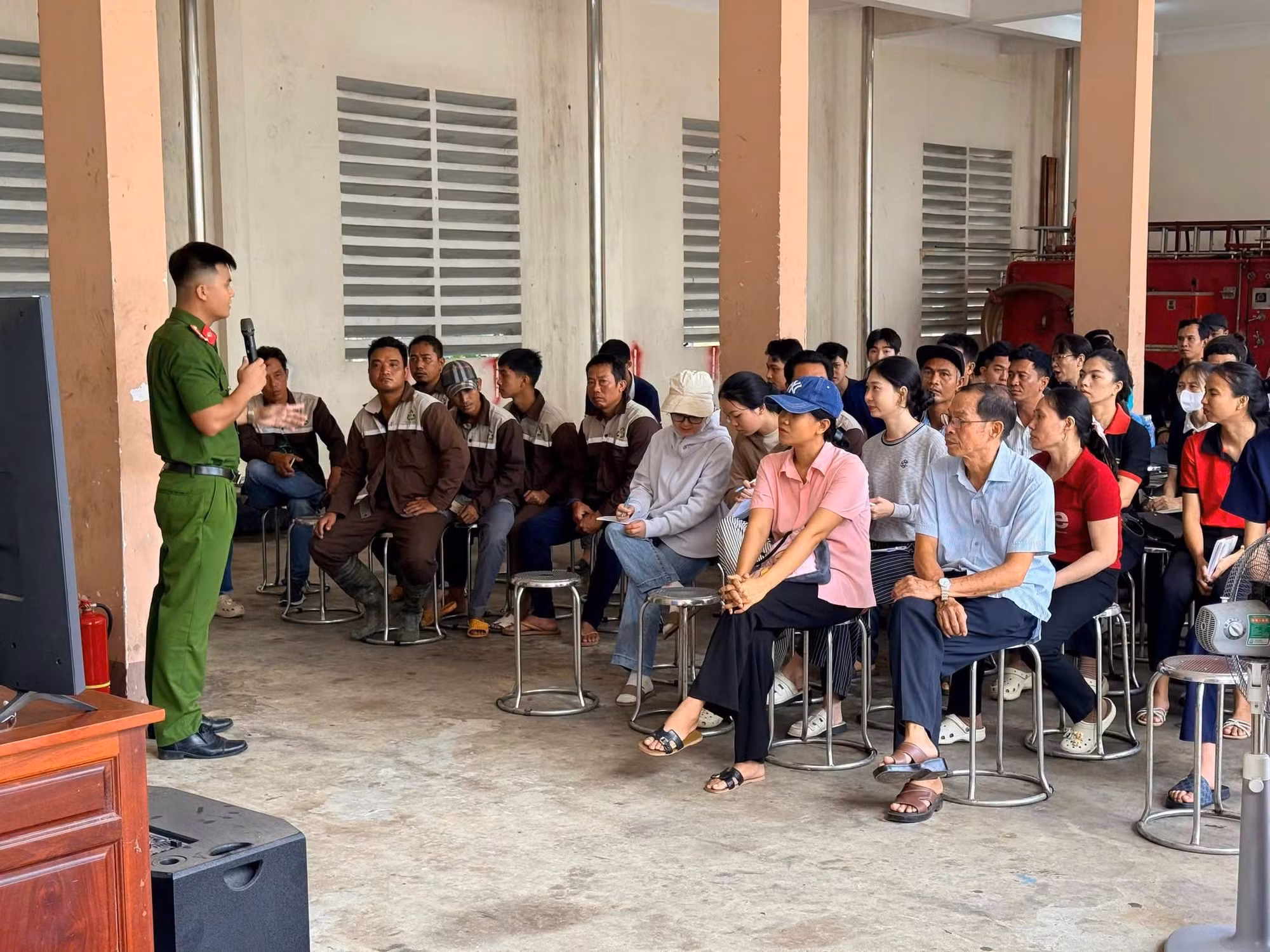 5-tuyen-truyen-cong-tac-pccc-cho-nguoi-dung-dau-cac-co-so-kinh-doanh-tren-dia-ban.jpg