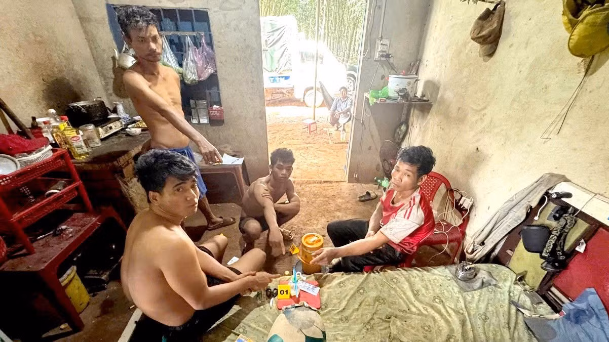 12-cong-an-xa-tan-hung-bat-qua-tang-vu-to-chuc-su-dung-trai-phep-chat-ma-tuy-tai-mot-can-nha-thuoc-ap-soc-qua.jpg
