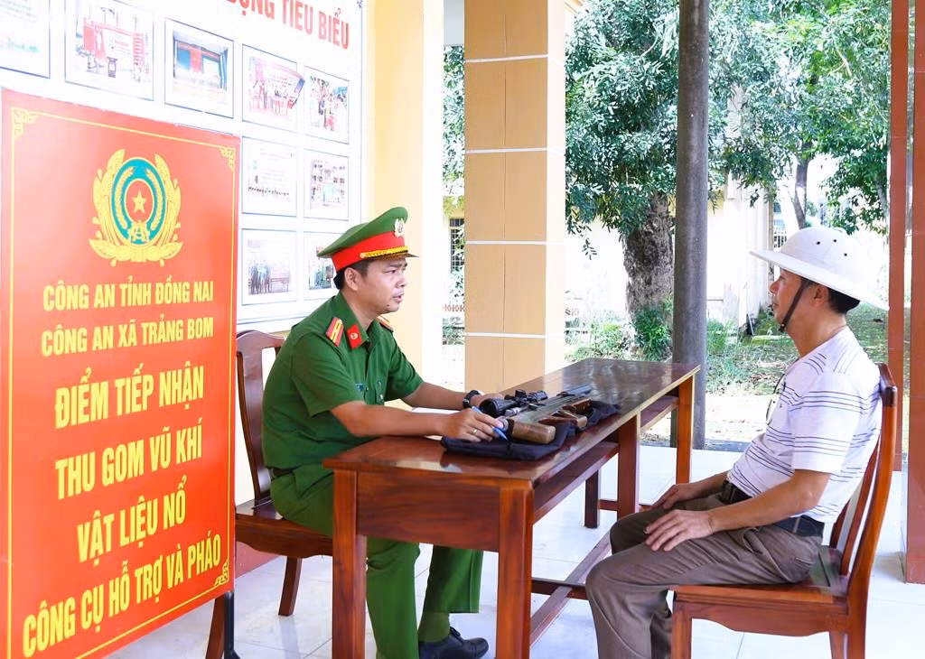 ong-ha-huy-linh-den-cong-an-xa-trang-bom-giao-nop-khau-sung-nhat-duoc-trong-ray.jpg