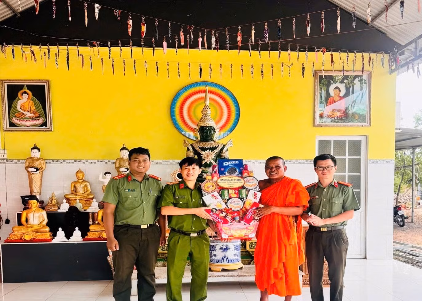 cong-an-xa-loc-thanh-tham-va-chuc-tet-tai-chua-loc-thanh-va-chua-cha-la.jpg