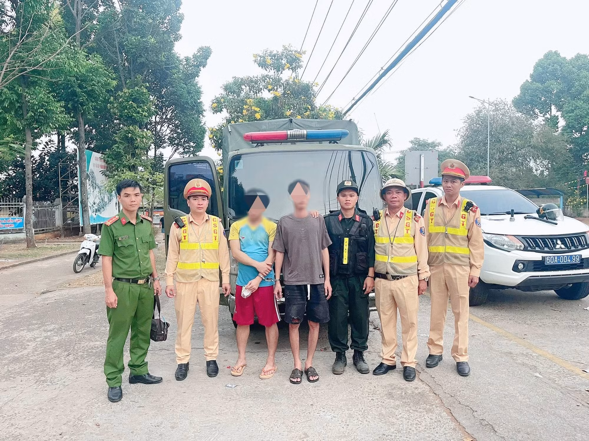 csgt-ban-giap-2-doi-tuong-cung-tang-vat-cho-cho-cong-an-xa-thong-nhat-tiep-tuc-dieu-tra-lam-ro.jpg