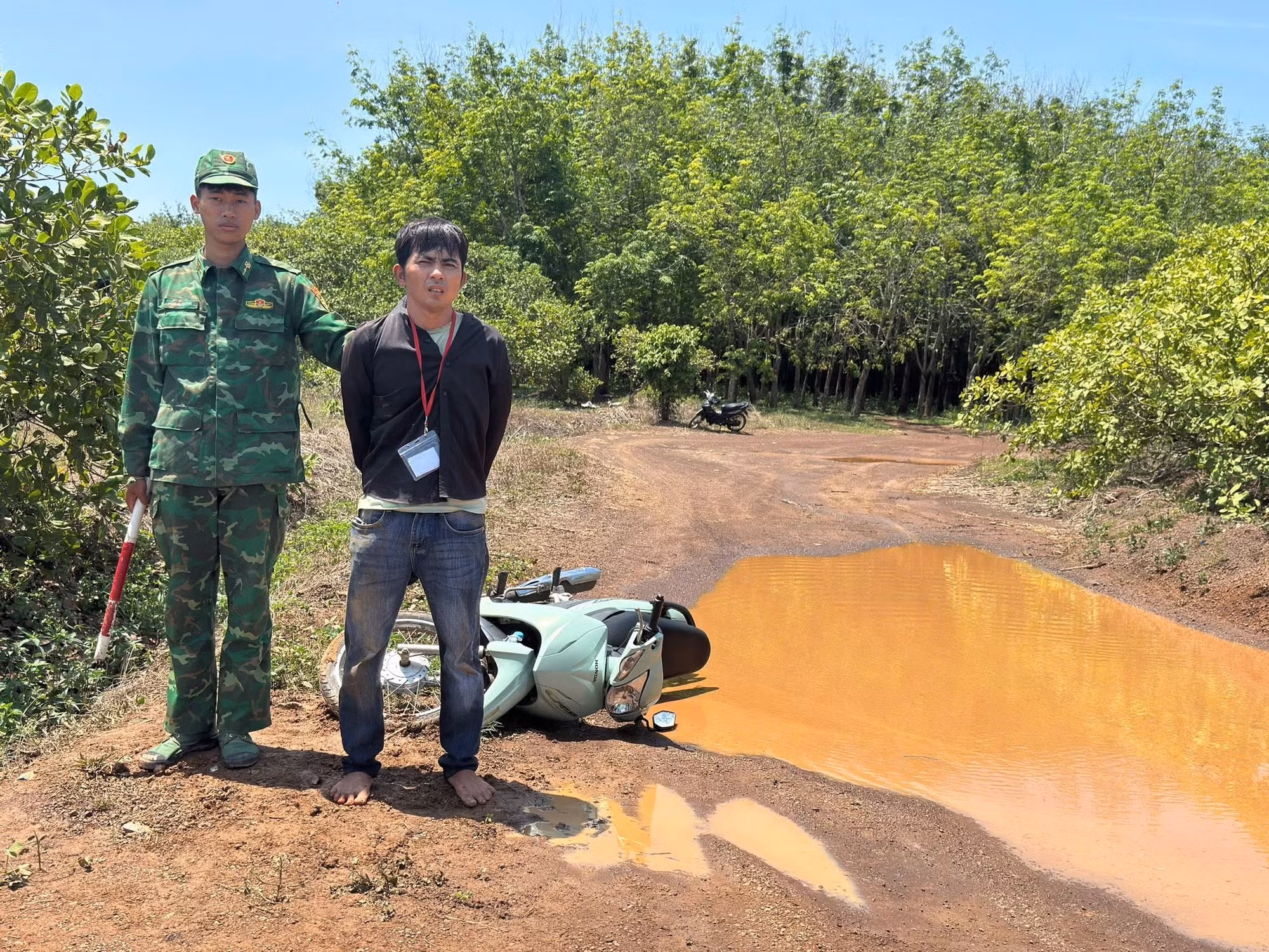 cong-an-xa-thien-hung-phoi-hop-voi-bo-doi-bien-phong-bat-doi-tuong-tang-tru-trai-phep-chat-ma-tuy.jpg