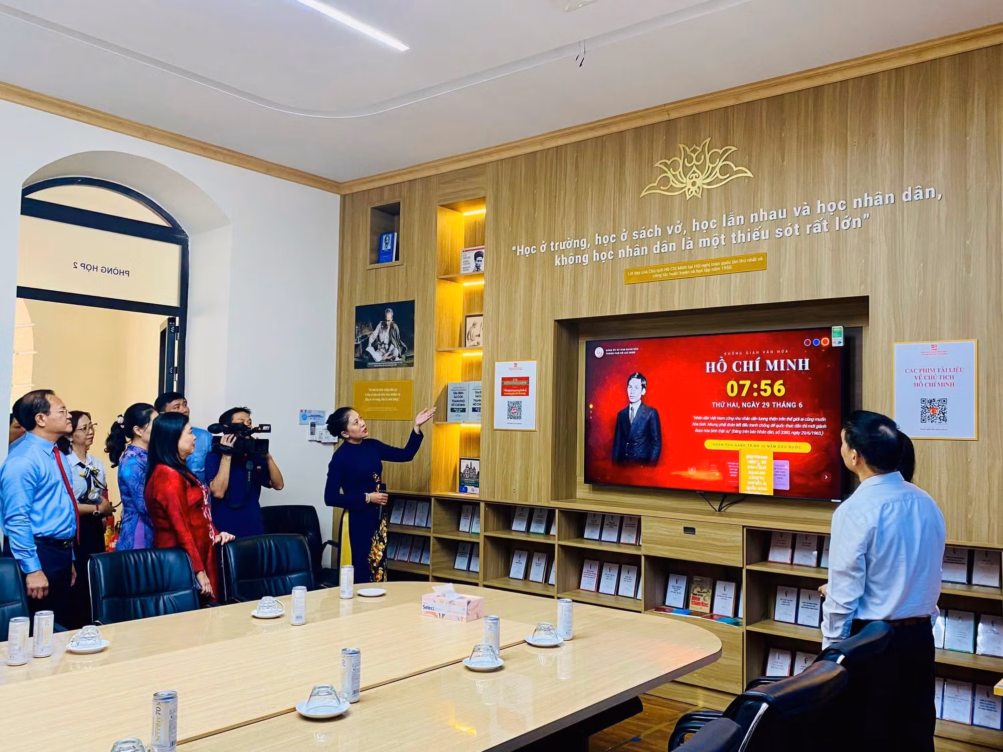 khong-gian-van-hoa-ho-chi-minh-tai-dang-uy-ubnd-tp-ho-chi-minh.jpg
