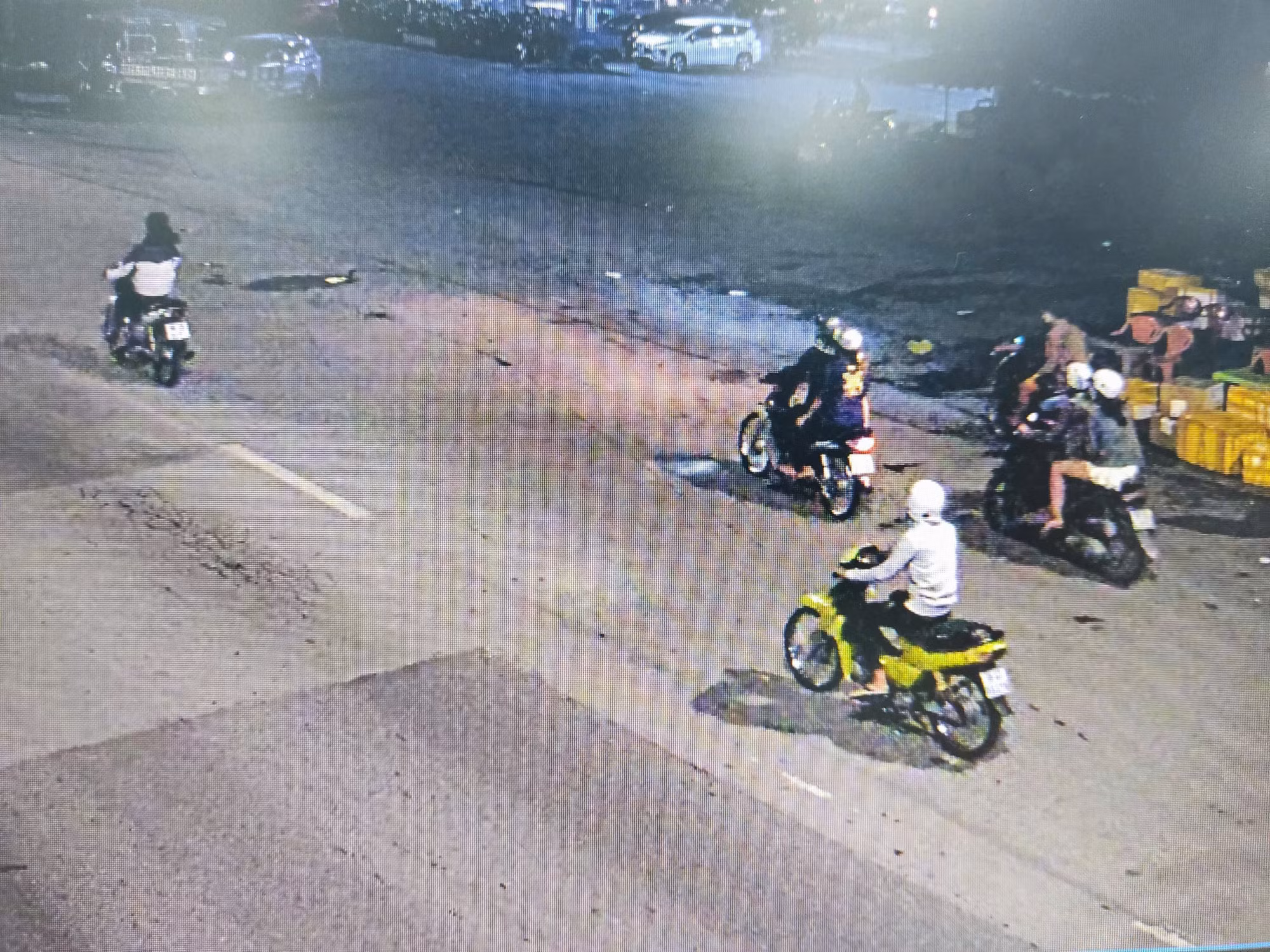 1-mot-nhom-thanh-thieu-nien-dieu-khien-xe-mo-to-chay-toc-do-cao-net-po-lang-lach-danh-vong.jpg