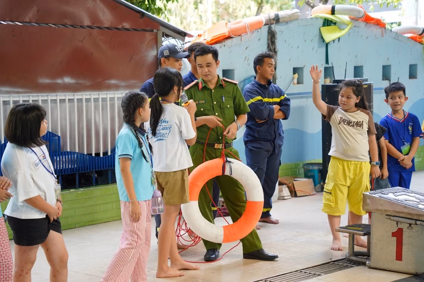 6-can-bo-cong-an-hoi-dap-voi-cac-em-hoc-sinh-ve-cach-phong-chong-duoi-nuoc.jpg