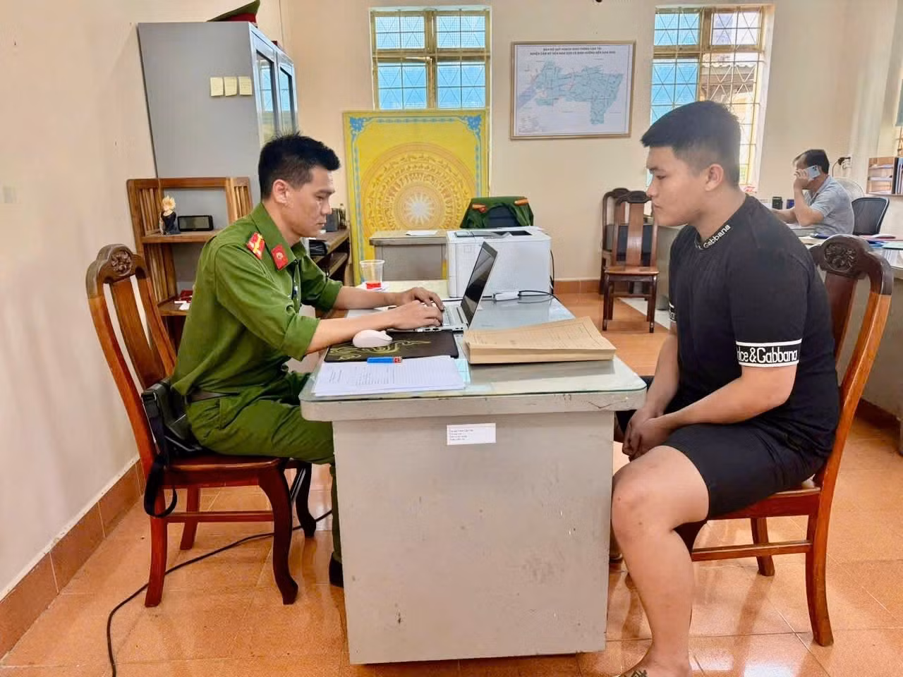 cong-an-xa-lam-viec-voi-mot-doi-tuong-trong-nhom.jpg