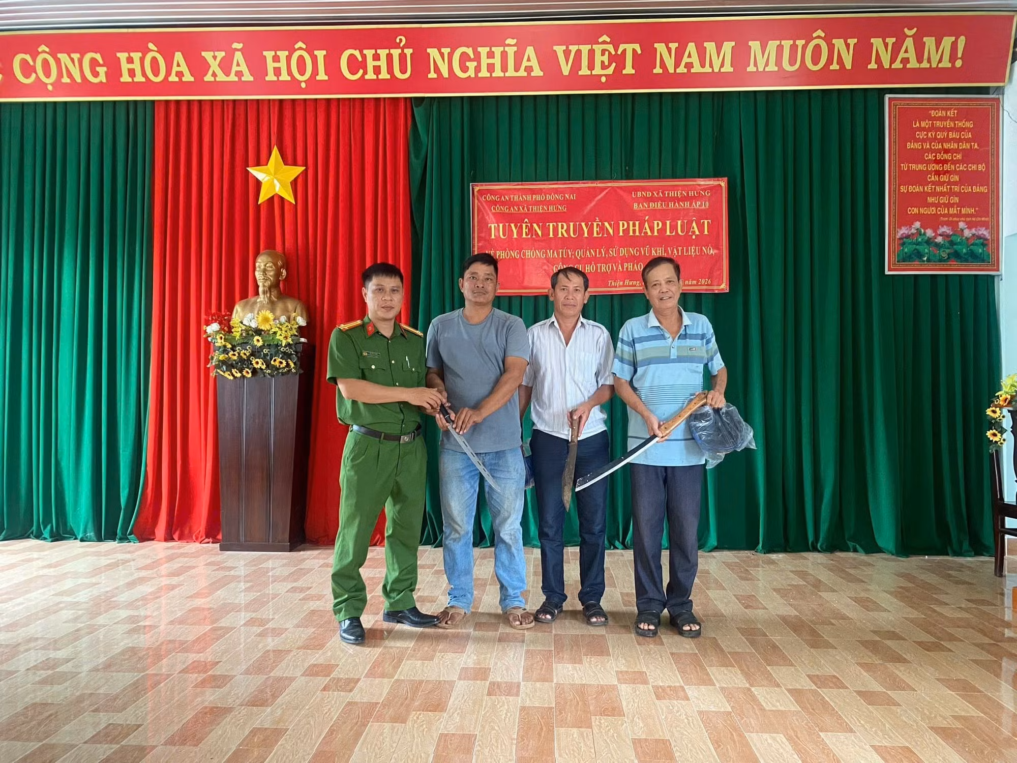 nguoi-dan-giao-nop-vu-khi-cho-cong-an-xa.jpg