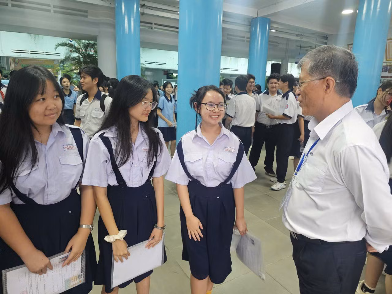 cac-thi-sinh-tu-tin-truoc-khi-vao-phong-thi.jpg