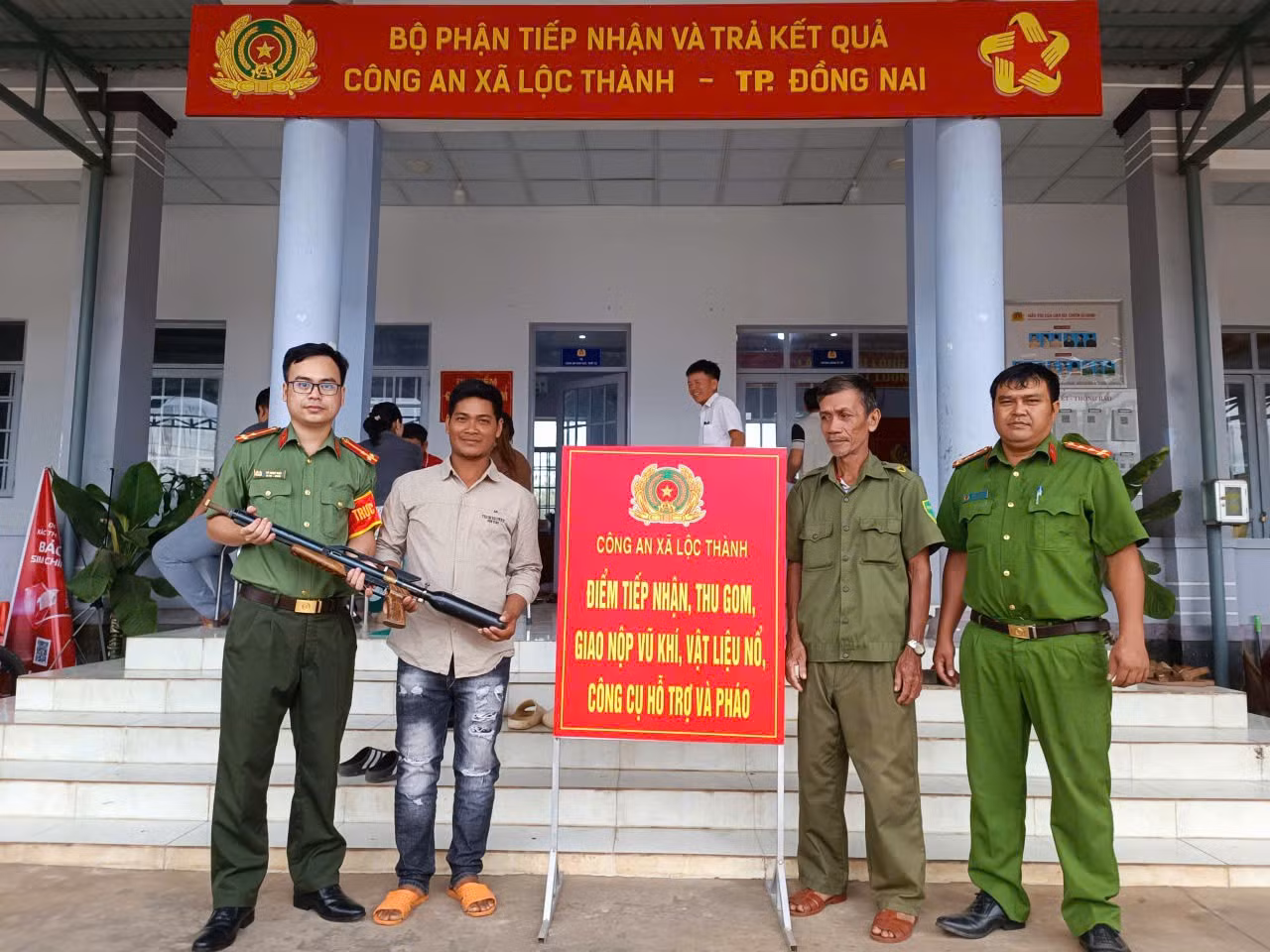nguoi-dan-tren-dia-ban-tu-nguyen-den-cong-an-xa-giao-nop-01-khau-sung-hoi-tu-che-cho-cong-an-xa-loc-thanh.jpg