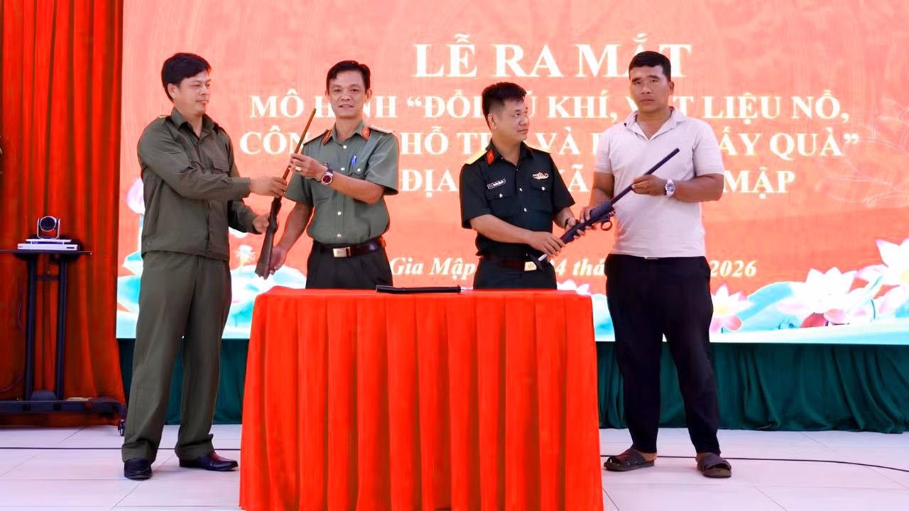 2-dai-dien-cong-an-va-quan-su-xa-bu-gia-map-tiep-nhan-vu-khi-do-nguoi-dan-giao-nop.jpg