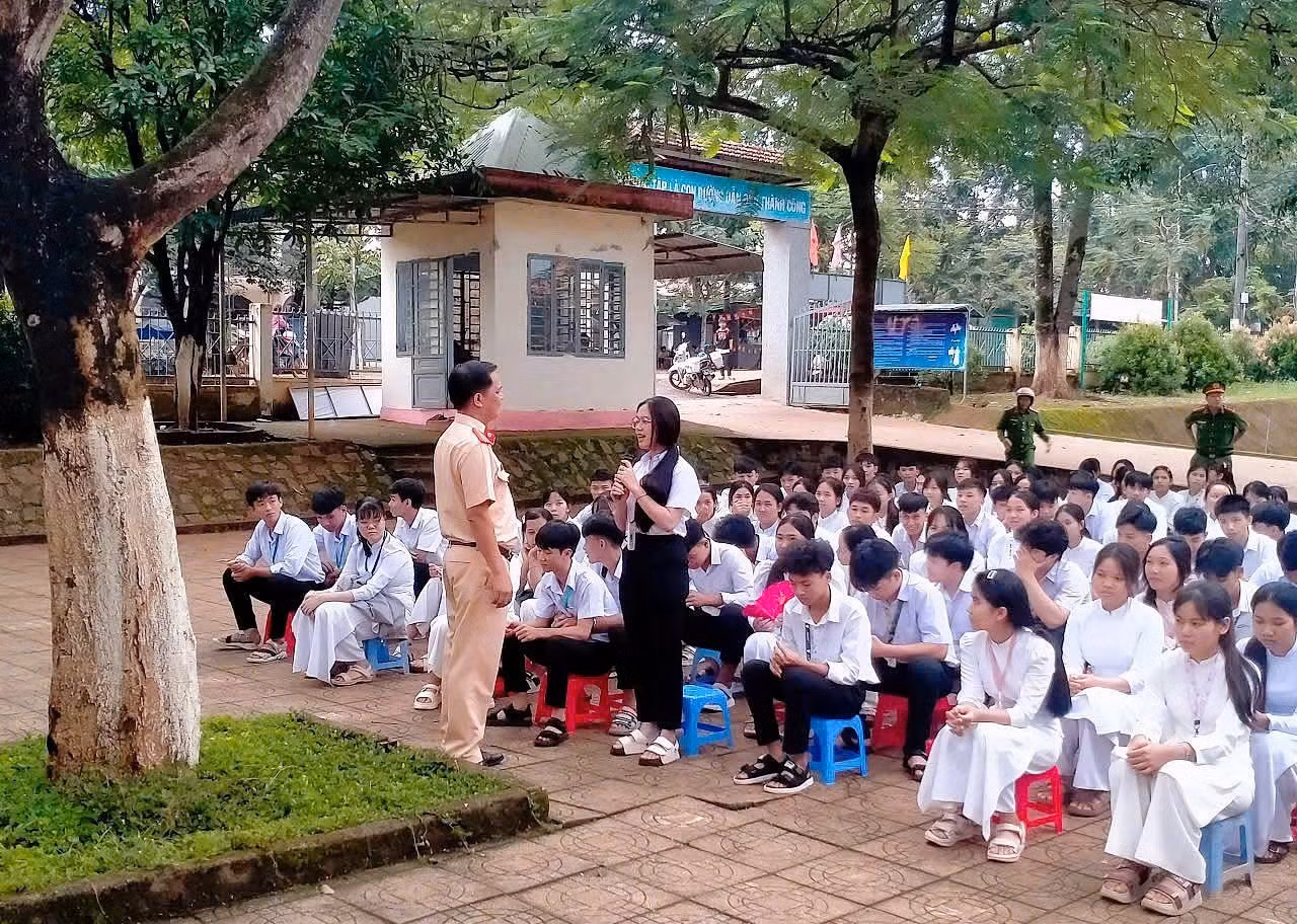 4-hs-tich-cuc-tham-gia-tra-loi-cau-hoi-cua-csgt-ve-cach-xu-ly-cac-tinh-huong-khi-tham-gia-giao-thong-tren-duong.jpg