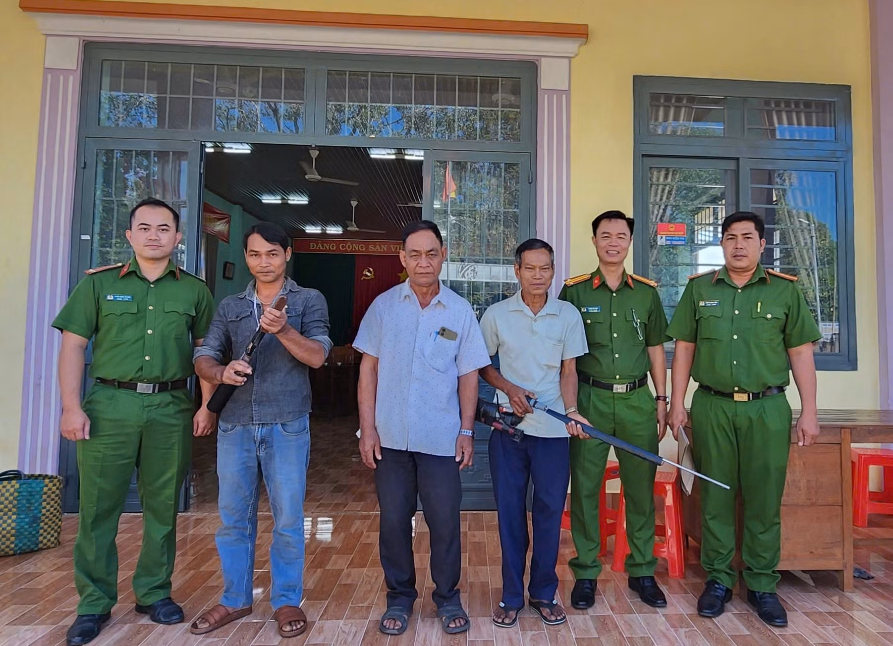 Người dân đến Công an xã Thiện Hưng giao nộp VK, VLN, CCHT.