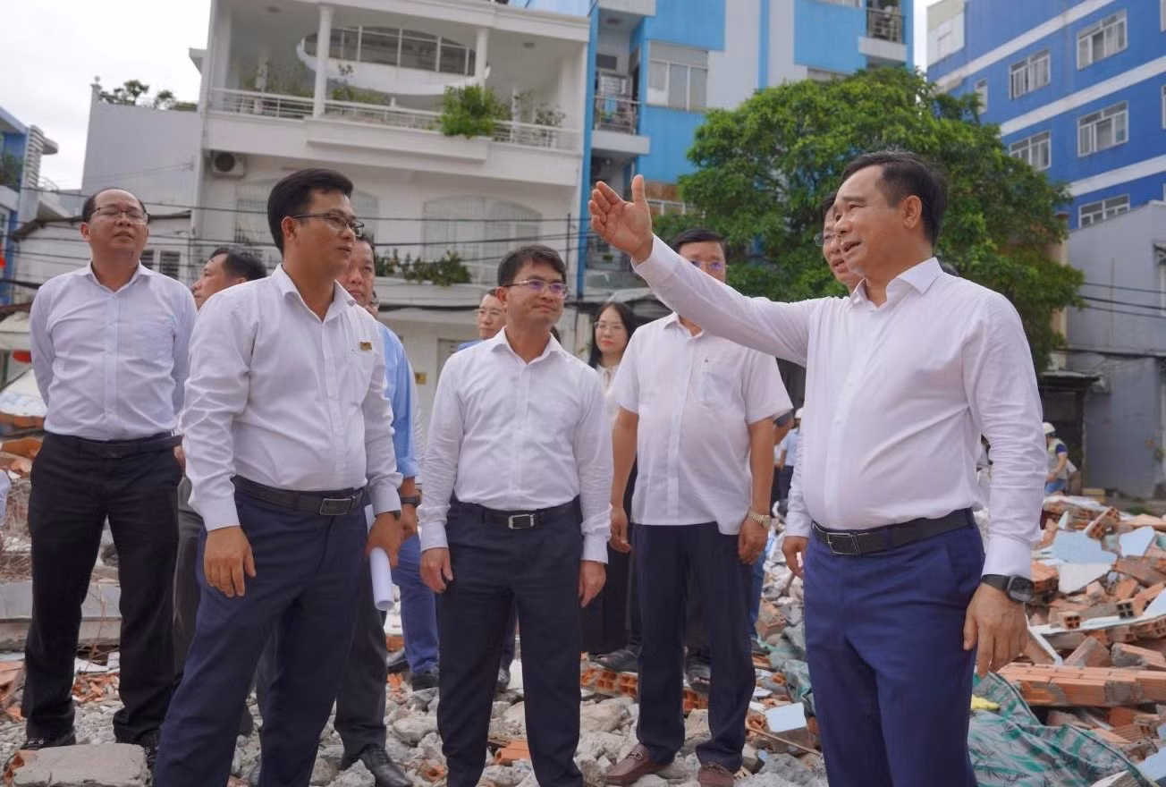 chu-tich-ubnd-thanh-pho-nguyen-van-duoc-kiem-tra-cong-tac-ban-giao-mat-bang-phuc-vu-du-an-rach-xuyen-tam.jpg