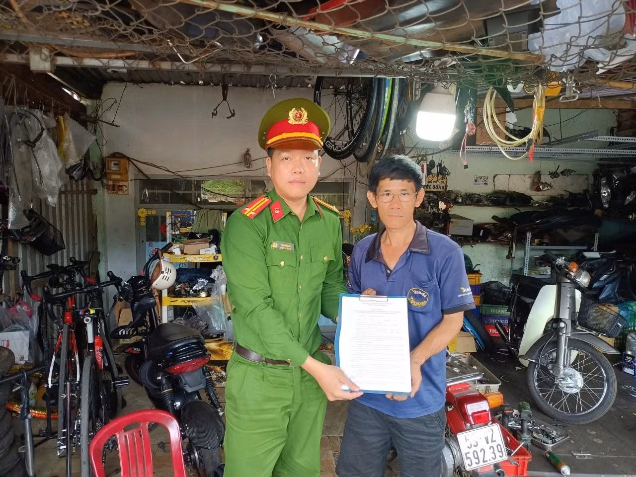cong-an-xa-loc-ninh-cho-chu-co-so-sua-chua-xe-may-ky-cam-ket-khong-do-che-xe.jpg