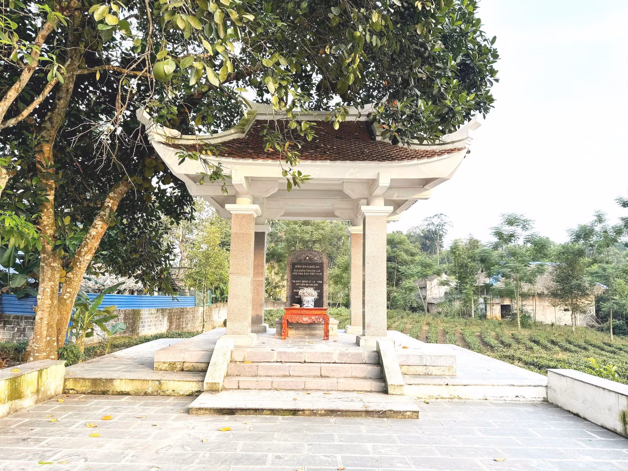 Bia di tích nơi thành lập Hội Nhà báo Việt Nam tại xóm Roòng Khoa.